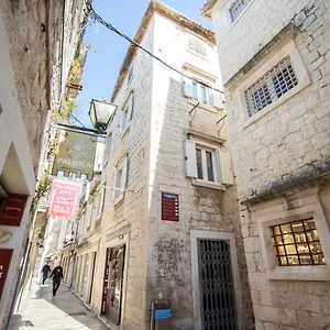 https://apartmani-vukman-trogir-old-town.hotels-in-trogir.com
